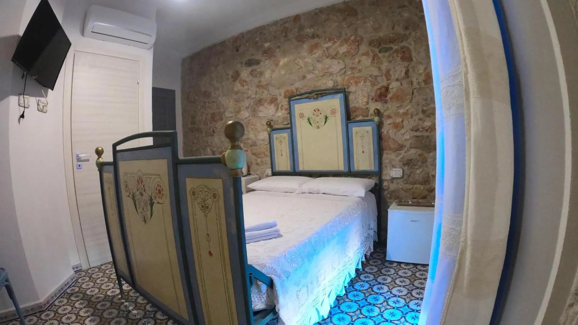 Apartment Dommu De Nannai Moro: Camera Con Bagno E Balcone Baunei