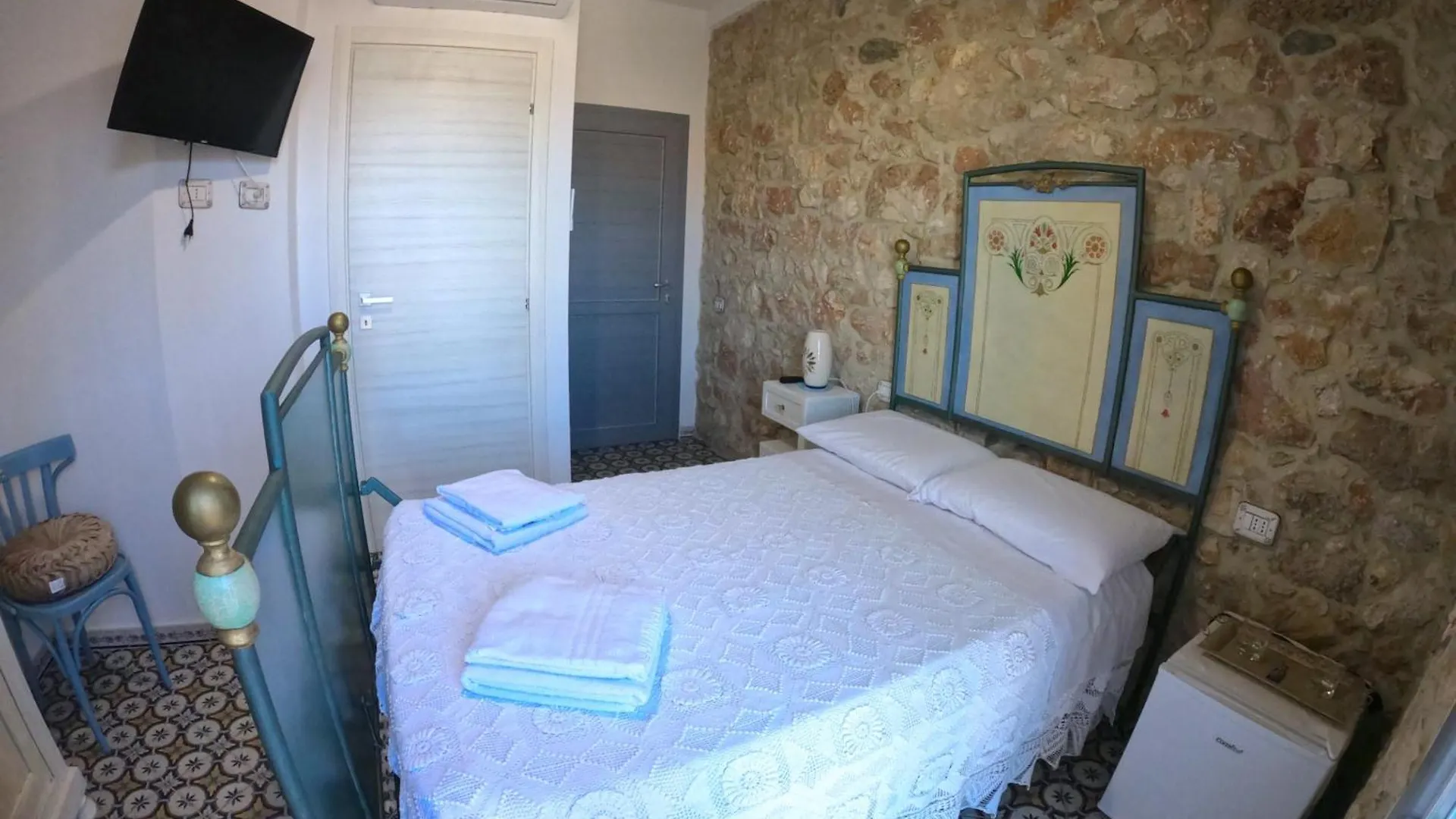 Dommu De Nannai Moro: Camera Con Bagno E Balcone contacts